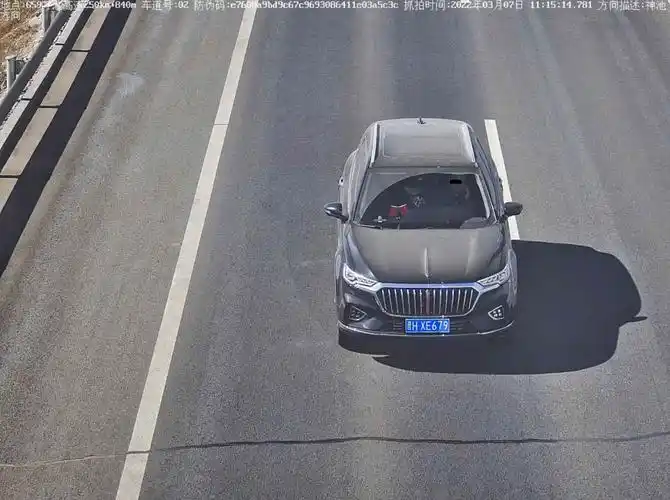 驾驶员实施"驾驶时拨打接听手持电话"的交通违法行为"被卡口抓拍