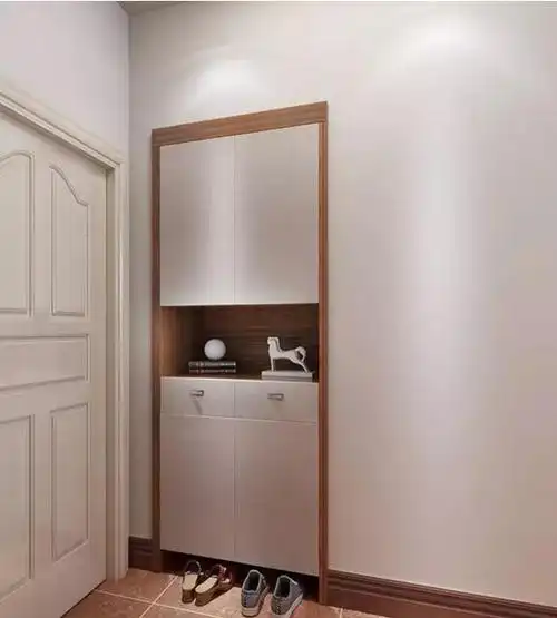 这也是嵌入式衣柜最吸引人的优点之一,嵌入式衣柜充分利用了墙体空间