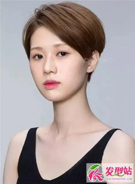 想换款发型的女生,不妨参考这款超短发造型,偏分中长刘海发型,比较