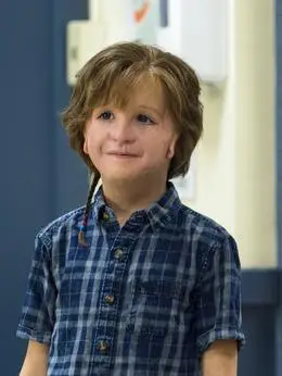 奥吉·普尔曼(雅各布·特瑞布雷饰演)