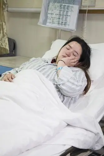 在病床上休息的患者