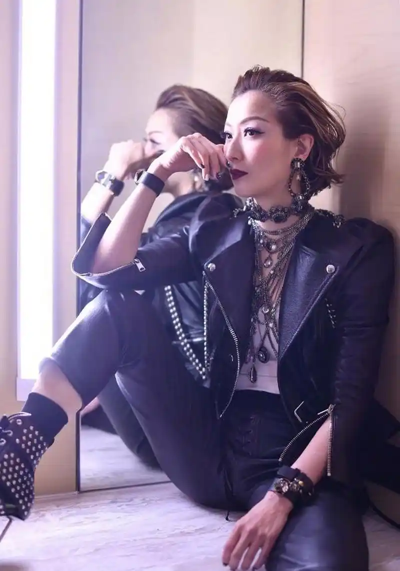 港星郑秀文,1972年8月出生于中国香港,身高168公分,歌手,演员.