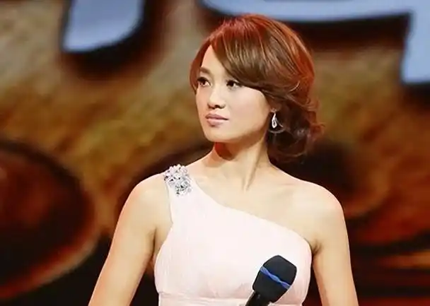 回顾41岁的朱丹两段婚姻都卑微一婚被丈夫抛弃二婚却幸福满满