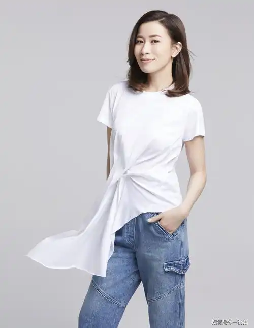 45岁佘诗曼晒近照t恤配牛仔裤也很美网友不愧tvb一姐