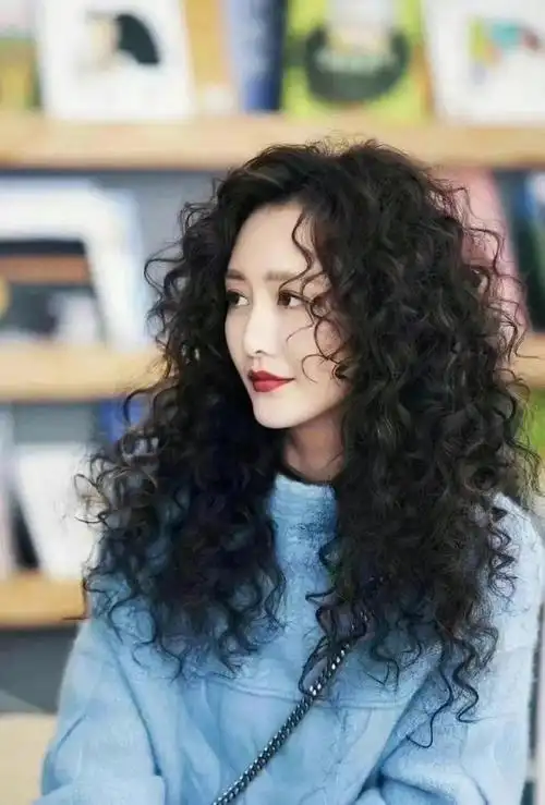 女发别乱剪,选这4种就对了,蓬松瘦脸真时尚|卷发|发型|脸型|挑染|波波