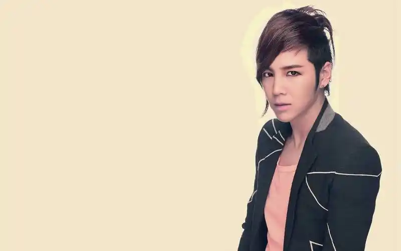 韩国帅哥明星张根硕个人壁纸图片