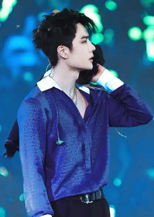 王一博带着新改编的《无感》炸场子了,这几下真扭到心里了