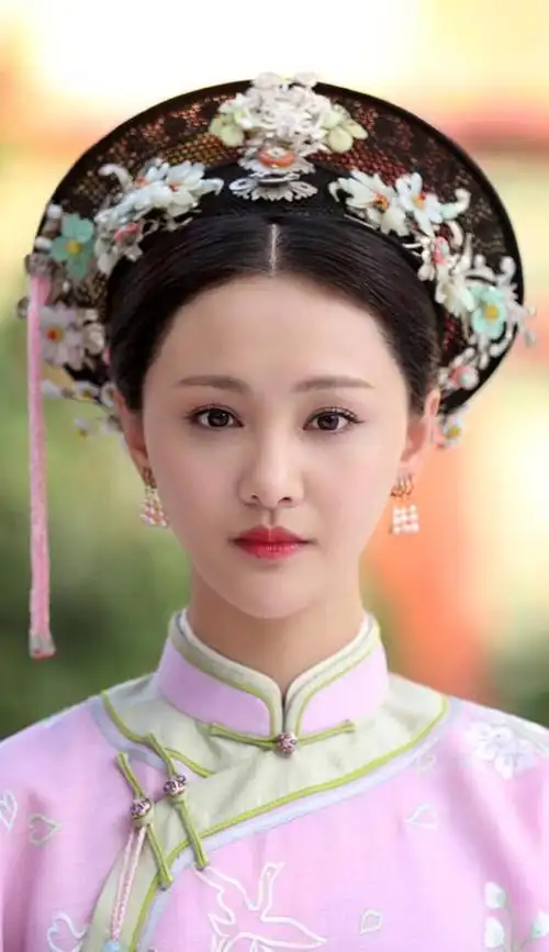 良妃:她是卫琳琅的原型,八阿哥生母,出身低微,工于心计