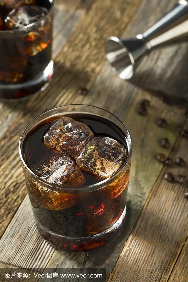 酗酒的黑俄罗斯鸡尾酒