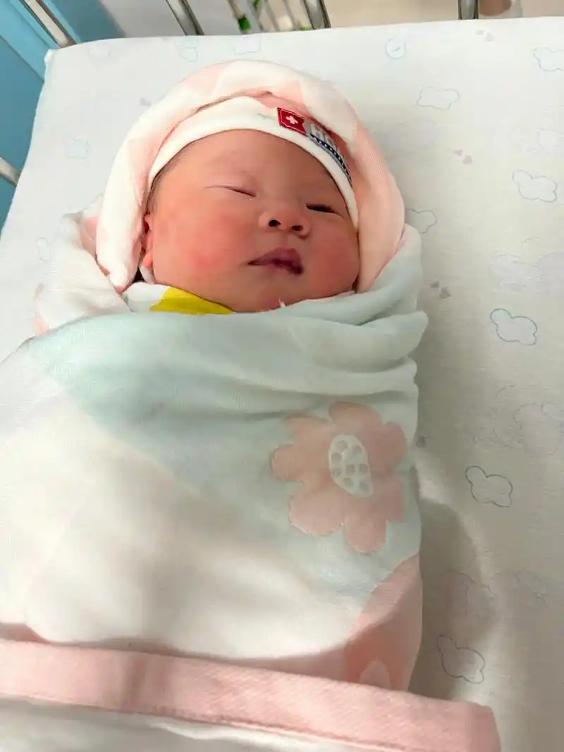 刚刚出生的小宝宝 #出生第一张照片 亲爱的亲朋好友们,晚上 - 兑趑