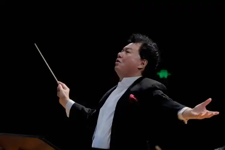 4月10日晚,著名指挥家郑健执棒保利天歌交响乐团,北京音协合唱合唱团