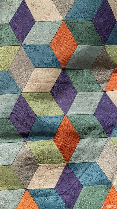 清华大学艺术博物馆藏的清代暗花绸百衲衫和百褶裙