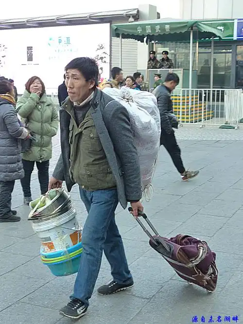 春节那一瞬间#:人在囧途,北京西客站,看农民工艰难的回家路(组图)