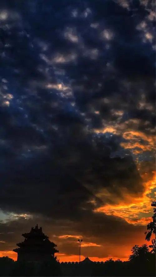 天空不会为逃跑的云伤感