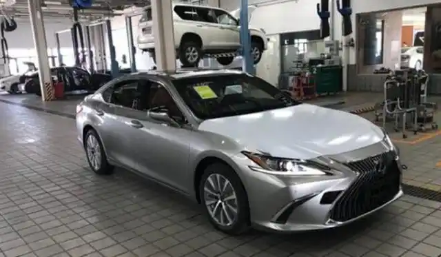 喜提雷克萨斯es200银色车漆配单眼灯帅气十足不到30万很值