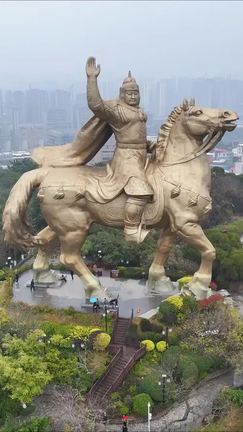 它就是收复台湾的民族英雄郑成功雕像,坐落于泉州大坪山顶