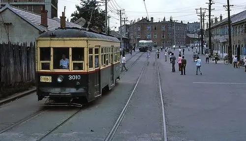 老照片:1983年大连的城市交通工具电车