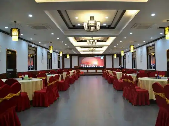 多功能宴会厅配备高清液晶大屏点唱系统,可容纳20桌宴席,是为您留下