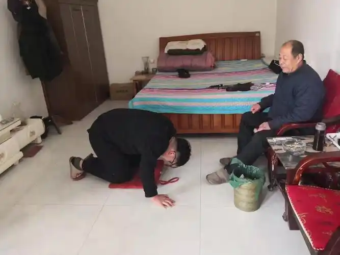 汽修1701班"跪拜父母,孝亲敬老"感恩活动