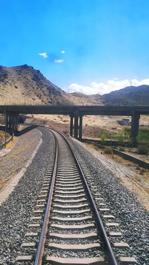 进藏高原的三条天路一一青藏铁路,青藏公路,川藏公路,是老一辈革命家