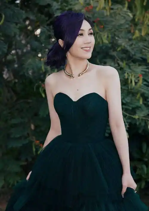 杨千嬅露肩裙上演时尚大片,网友:太美了,感觉在看时装秀_娱乐_文章