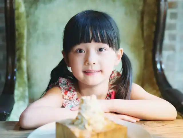 赵薇的"女儿"12岁了,颜值超高不输小四月,美人胚子气质凸显