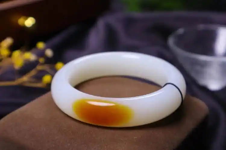 收藏品和田玉羊脂级糖白玉玉镯55口径