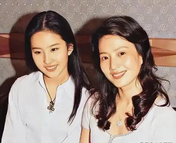 只是去剧组看儿女,就被导演拉去演戏,这些明星父母你认出来了吗