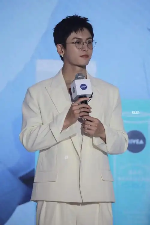 张哲瀚[超话]#90#张哲瀚妮维雅面部防晒代言人#0529丨妮维雅欢