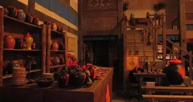 旗亭,即酒馆.在小酒馆里,没有鹳雀楼上壮阔的风景怎么比拼?