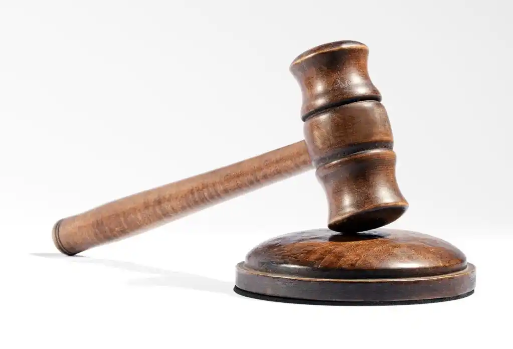 作为由法官或拍卖人用木槌