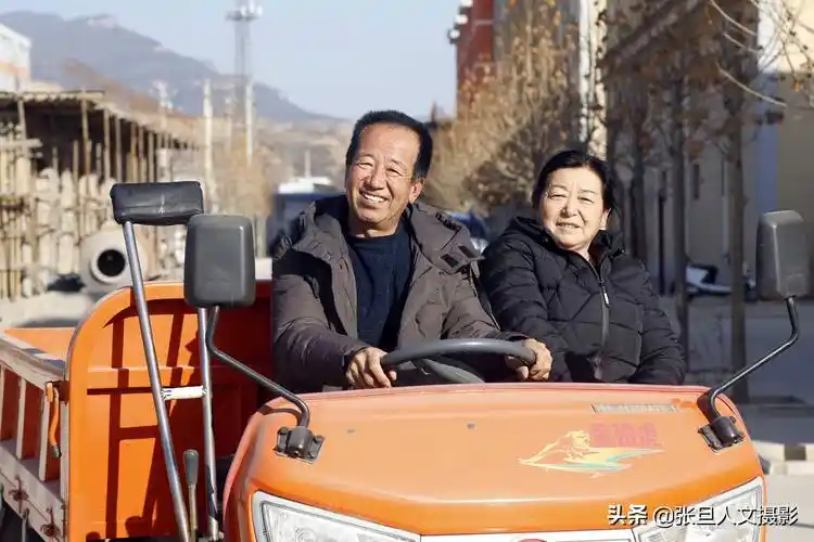 山西省临汾市隰县黄土镇大坪村,有一位残疾人叫张来贵,今年55岁,他在