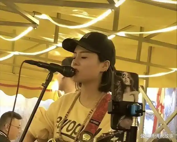 "狂浪"花姐:从草根歌手到春晚演唱,为啥凭一首狂浪火遍全网?