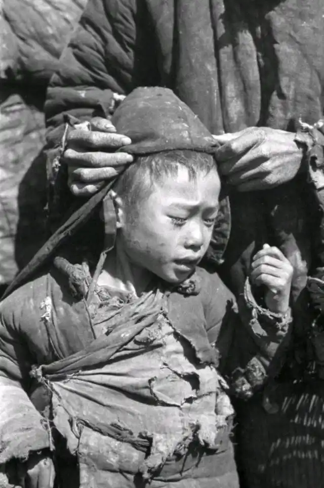 图为大饥荒中的孩子,拍摄于1942年.由于太过饥饿,孩子忍不住大哭.