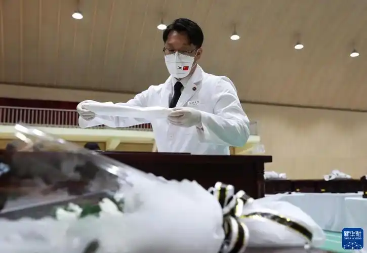 9月1日,在韩国仁川,韩方工作人员将志愿军烈士遗骸入殓.