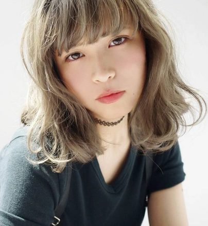 女生苦亚麻色头发图片