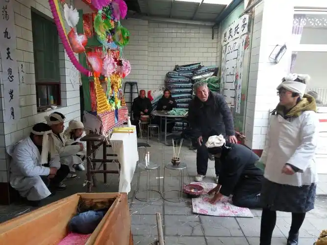 老母葬礼日,舅家来披红