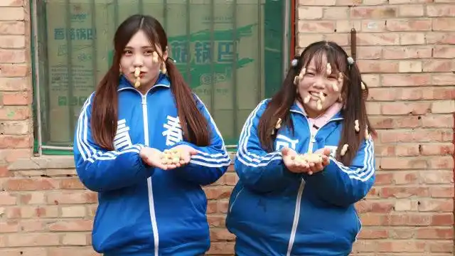 圆圆和妹妹玩"花生夹耳朵",圆圆被夹了一脸花生!真好玩