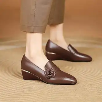 达芙妮2023年春季新款坡跟单鞋女真皮女士小皮鞋时尚尖头花朵女鞋深