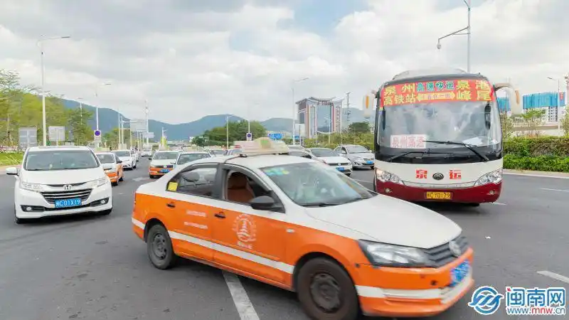 堵堵堵泉州动车站候客出租车排成长龙