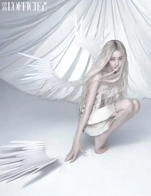 迪丽热巴登上《时装lofficiel》三月刊封面,清冷白发