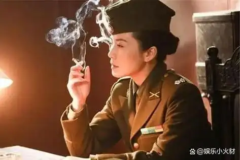 俞飞鸿的面庞原本就呈现出了挺拔有力的线条,再穿上深绿色的特务军官