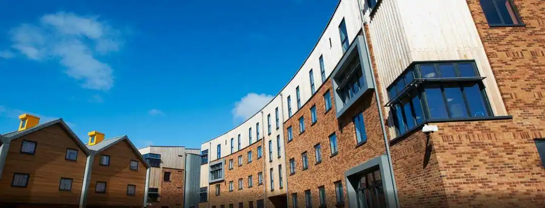 约克大学共有两个校区,主校区(西校区和东校区)位于距约克市仅3公里的