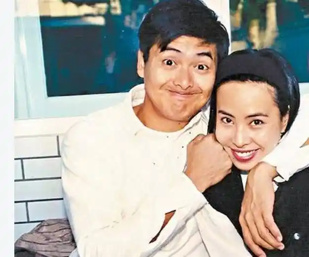 图为周润发与妻子陈荟莲年轻旧照,相互依偎甜笑,羡煞旁人