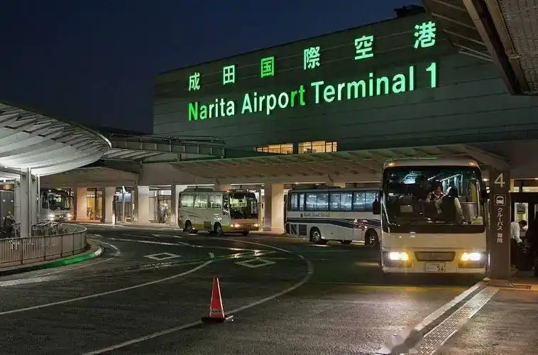 来源:民航资源网自3月13日起,在机舱或是机场内将不再强制佩戴口罩