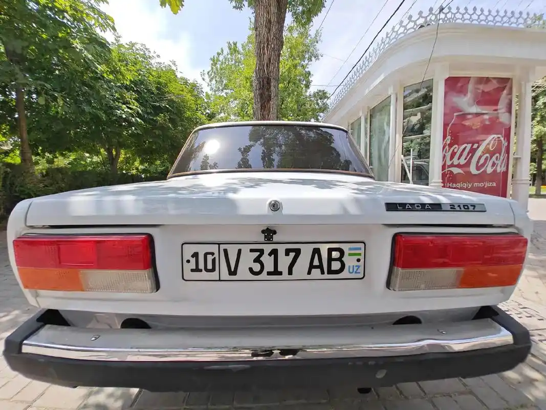 乌兹别克斯坦街头的老式拉达汽车.