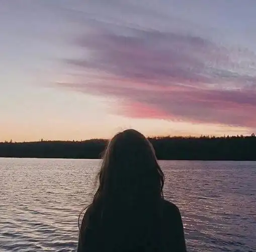 女生头像意境背影黄昏海边