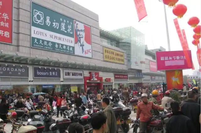 2006年开业的嘉洲广场?大沥的首个商业步行街——巴黎春天步行街?