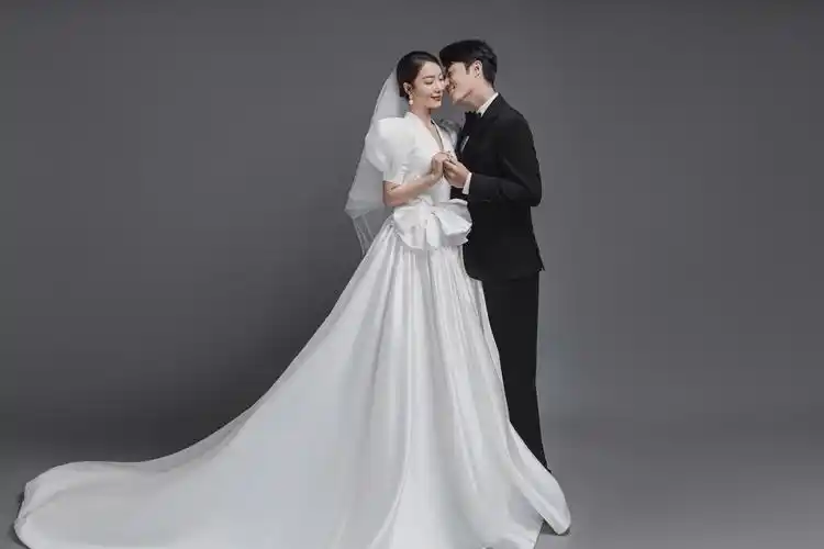 秀雅的婚纱摄影作品《灰》