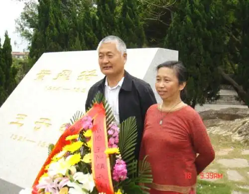 图为粟惠宁与陈小鲁合影.